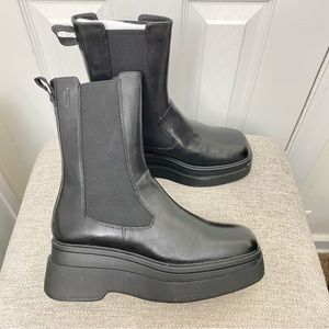 NWOT - Vagabond Carla (Black) - Size 7